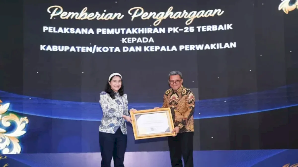 Bupati Jeneponto Terima Penghargaan Pelaksana Pemutakhiran Pendataan Penduduk Terbaik Nasional 2025