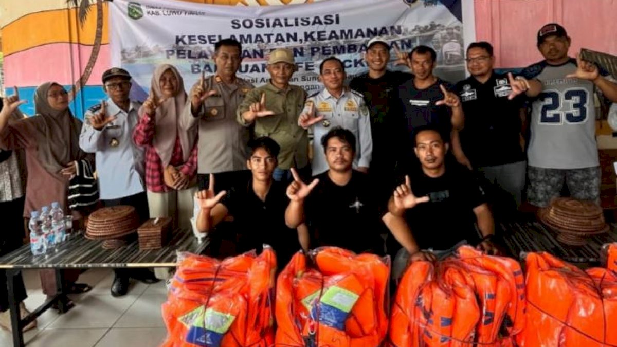 Wakil Ketua DPRD Luwu Timur Jihadin Peruge Hadir Bagikan 1.000 Life Jacket untuk Tingkatkan Keselamatan Transportasi Air