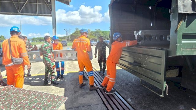 Personal PLN mengangkut material tower SUTT. Foto: Istimewa.