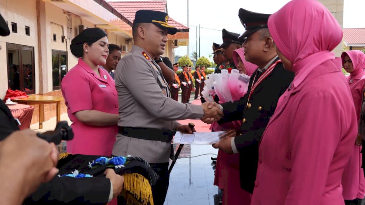 Dipimpin Kapolres AKBP Restu Wijayanto, 4 Personel Polres Bulukumba Pensiun, Dilepas dengan Tradisi Pedang Pora