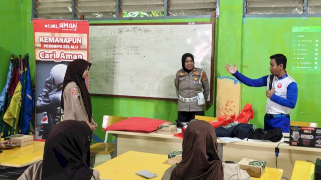 Asmo Sulsel kolaborasi bersama Polres Parepare edukasi safety riding siswa SMKN 3 Parepare. Foto: Istimewa.
