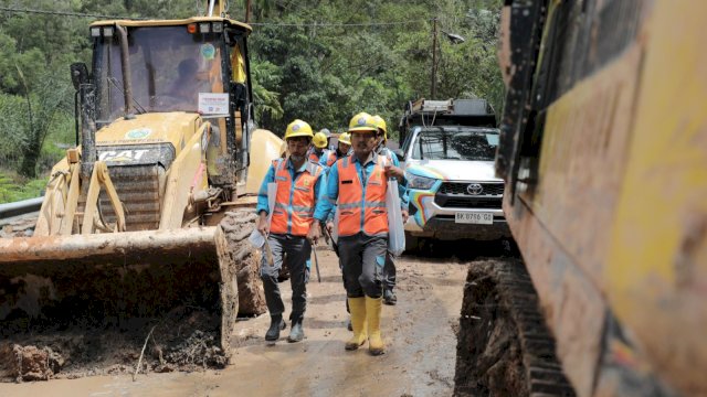 Teknisi PLN saat bekerja memulihkan kelistrikan di Sumut. Foto: Istimewa.