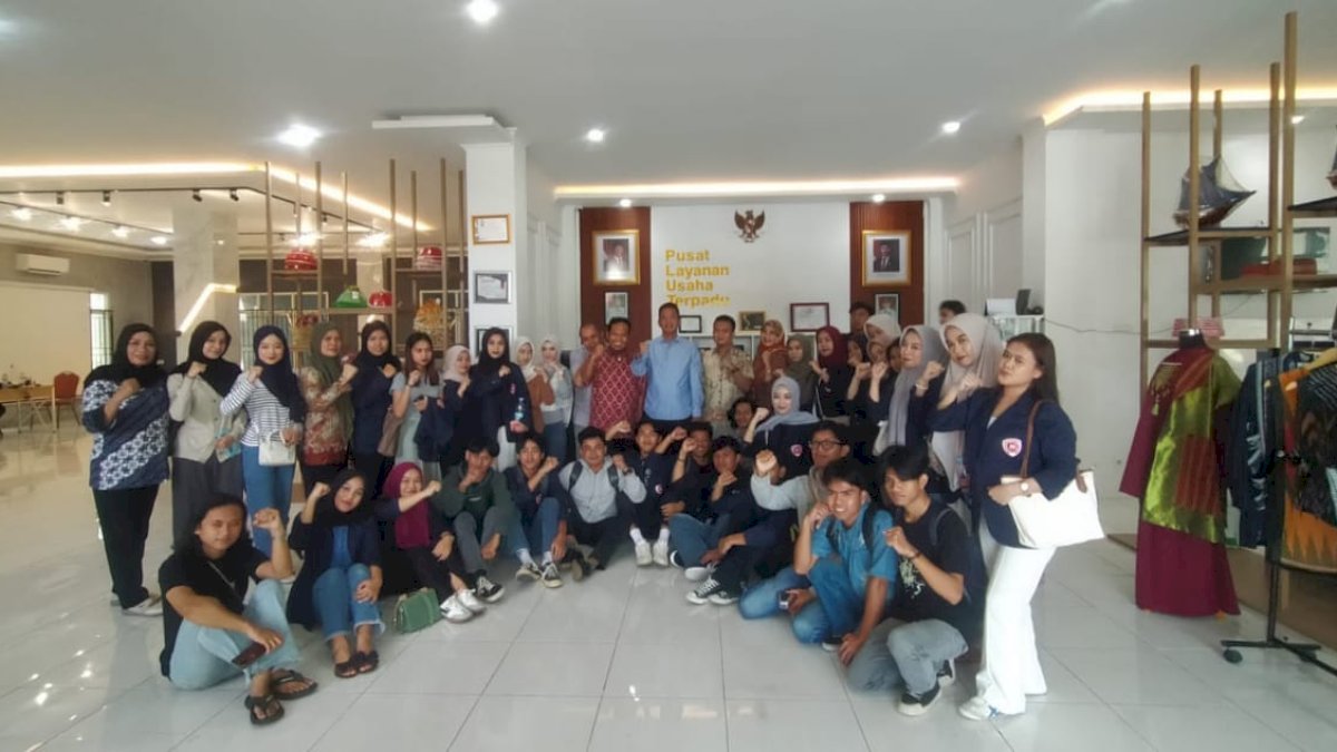 Mahasiswa ITB Nobel Indonesia Dapat Pelatihan Siklus Usaha Dasar di PLUT Sulsel