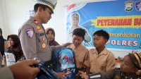 Bentuk Kepedulian, Satlantas Polres Jeneponto Serahkan Bantuan Seragam dan Perlengkapan Sekolah