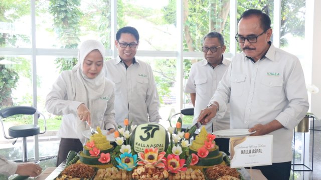 Pemotongan tumpeng ulang tahun 37 tahun Kalla Aspal. Foto: Istimewa.