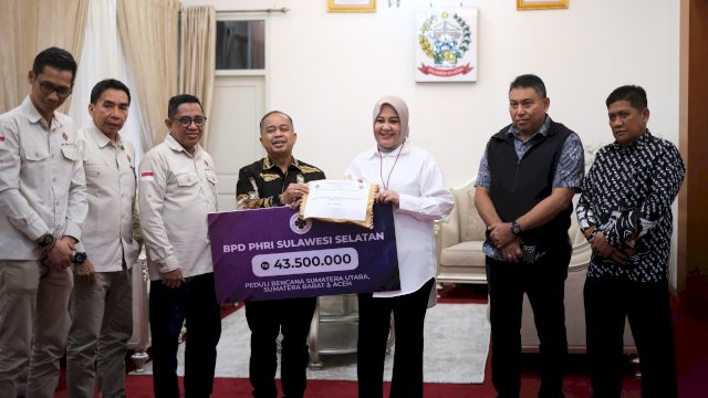 Ketua PHRI Sulsel Anggiat Sinaga bersama anggota lainnya menyalurkan bantuan yang diterima oleh Wakil Gubernur Sulsel Fatmawati Rusdi. Foto: Istimewa.