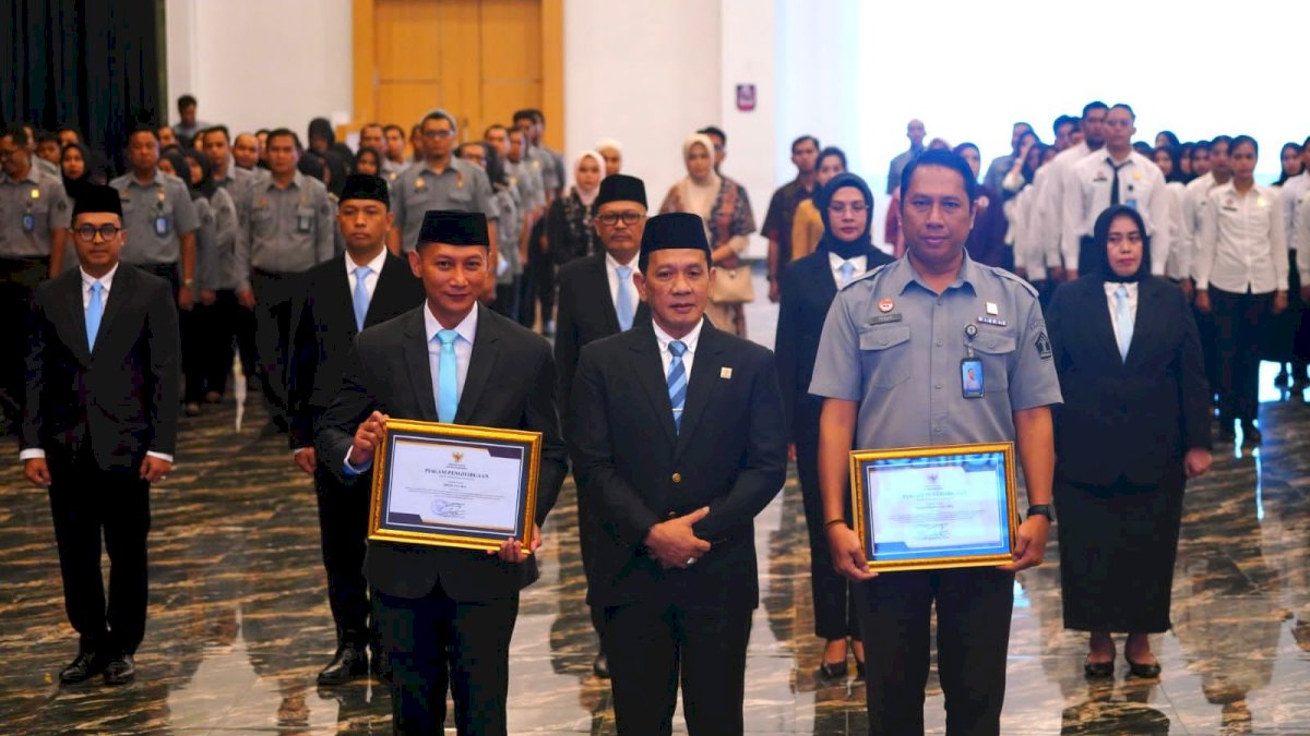 Kakanwil Kemenkum Sulsel Serahkan Dua Penghargaan Menteri Hukum atas Inovasi Layanan Publik