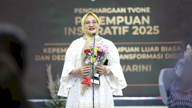 Direktur Utama Telkom Dian Siswarini raih penghargaan dalam ajang Perempuan Inspiratif Award 2025. Foto: Istimewa.