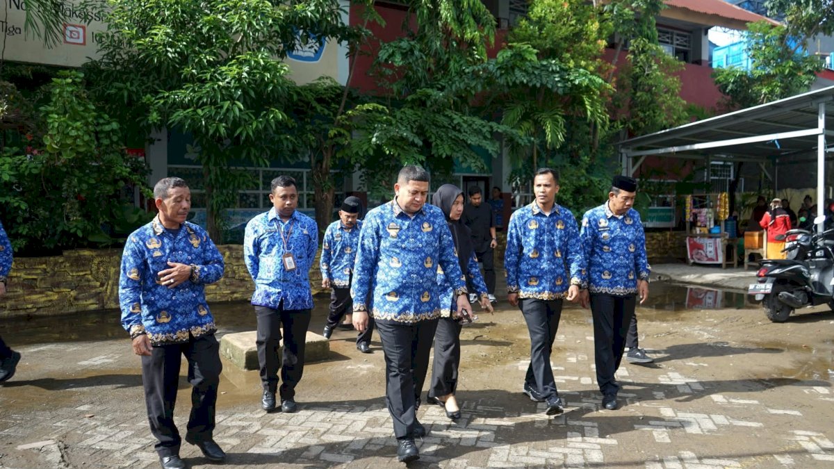 Camat Tallo Dampingi Wali Kota Makassar Serahkan Bantuan Seragam ke Siswa SD Cambayya