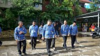Camat Tallo Dampingi Wali Kota Makassar Serahkan Bantuan Seragam ke Siswa SD Cambayya
