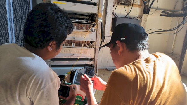 Tekniisi INdosat pulihkan jaringan di Sumatera. Foto: Istimewa.
