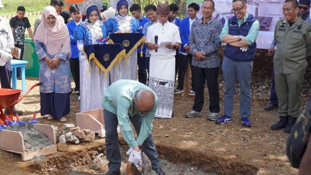 Peletakan batu pertama pembangunan Politeknik Sorowako. Foto: Istimewa.