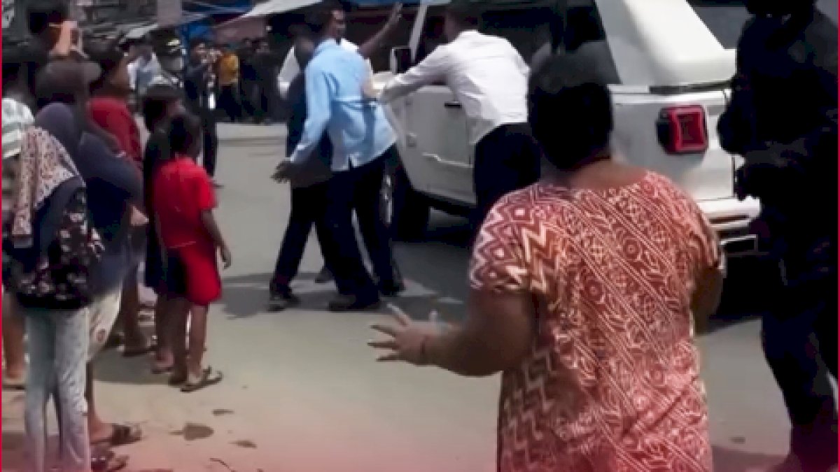VIDEO: Pria Paruh Baya Tunjuk-tunjuk Mobil Presiden Prabowo Saat Kunjungi Pengungsian Banjir