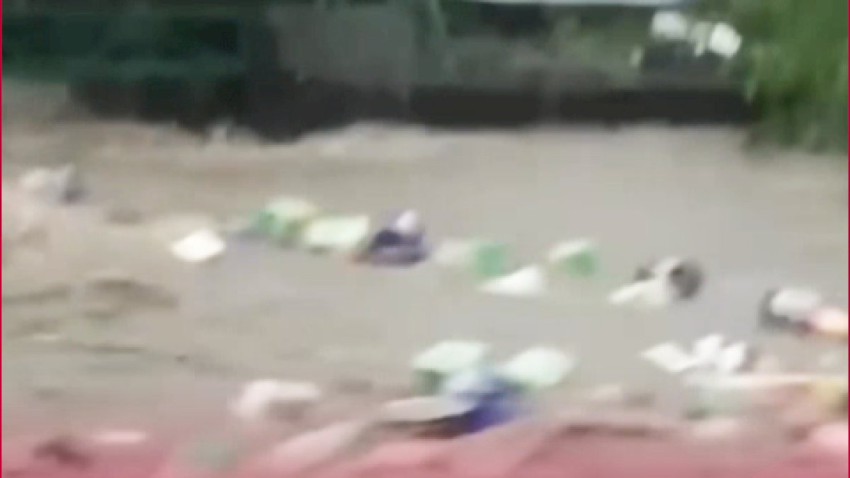 VIDEO: Gudang Surya Toserba Jebol Diterjang Banjir Cirebon, Barang Dagangan Hanyut