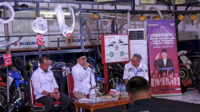 Menko Pemberdayaan Manusia dan Kebudayaan (PMK) Muhaimin Iskandar saat berkunjung ke SMKN 5 Makassar. Foto: Istimewa.