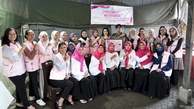 Srikandi PLN UIP Sulawesi yang menyalurkan bantuan di posyandu. Foto: Istimewa.