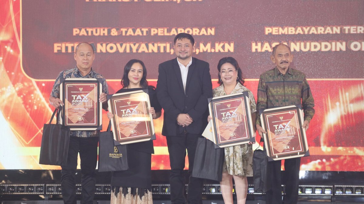 Bapenda Kota Makassar Berikan Penghargaan Sinergitas dan Kelurahan Berprestasi di Tax Award 2025