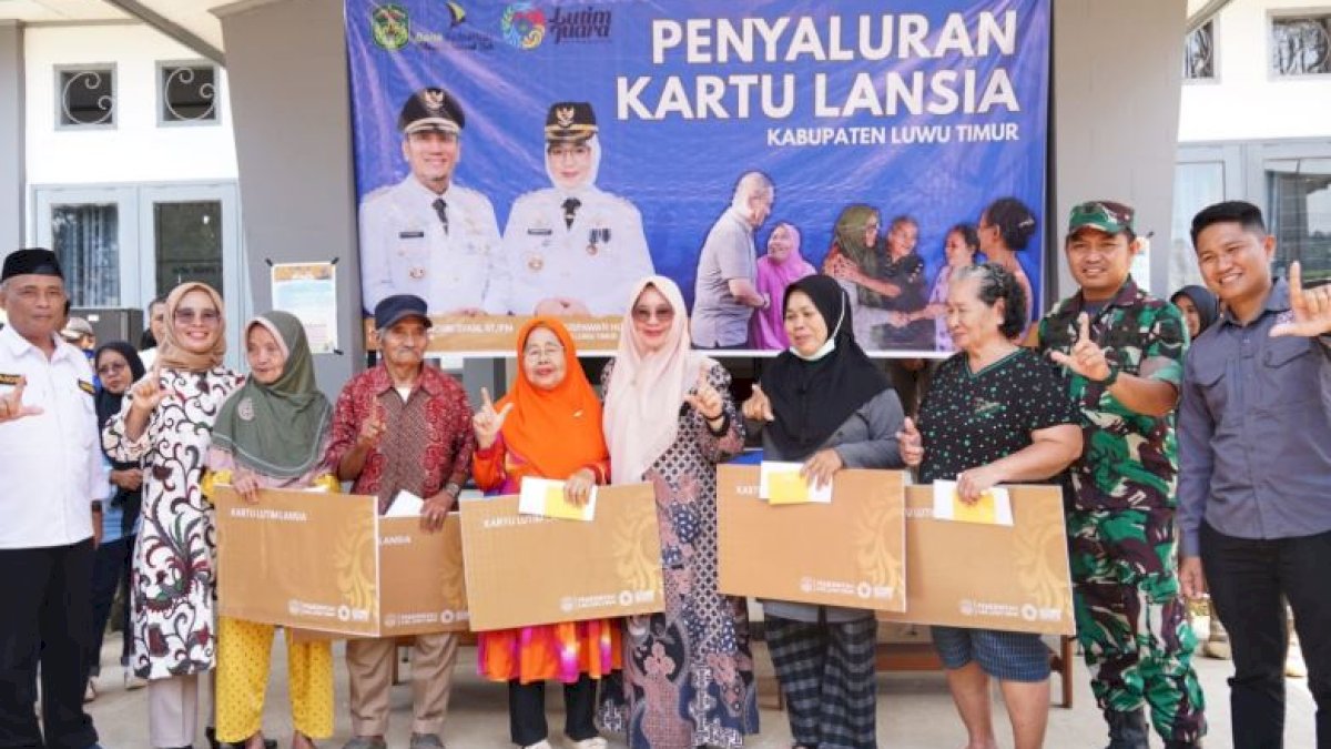 Erni Malape Dampingi Wabup Luwu Timur Salurkan Kartu Lansia
