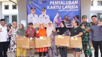 Erni Malape Dampingi Wabup Luwu Timur Salurkan Kartu Lansia