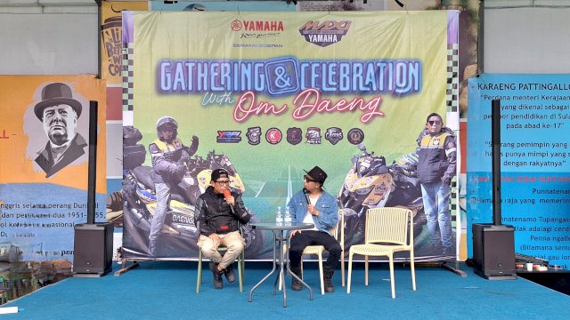 Om Daeng (kiri) saat berbagi cerita bersama anggota Komunitas XMAX di Kopi Aspirasi, Makassar. Foto: Sri Wahyu Diastuti / Sulselsatu.com.