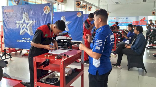 Peserta SMK Kontes Road to Yamaha Factory ujian praktik komponen sepeda motor. Foto: Sri Wahyu Diastuti / Sulselsatu.com.