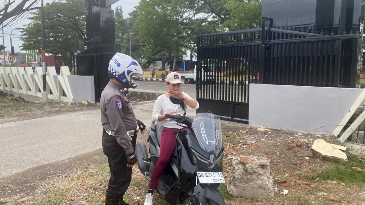Puluhan Pemotor Ditegur Polisi Saat Melintas Depan Kantornya