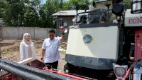 Darmawangsyah dan Tenri Indah Kawal Bantuan Combine Kementan untuk Petani Gowa