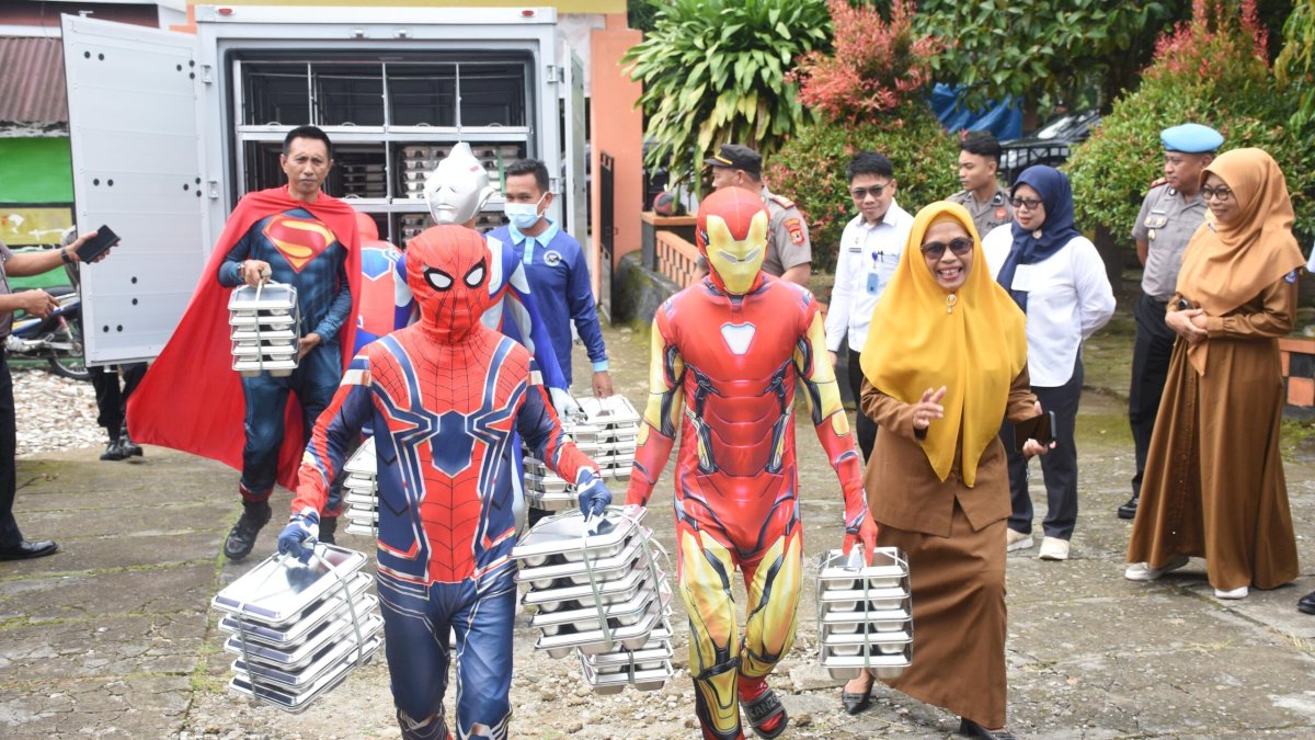 Aksi Kreatif Petugas SPPG Polres Bulukumba, Antar Makan Bergizi Gratis Pakai Kostum Superhero