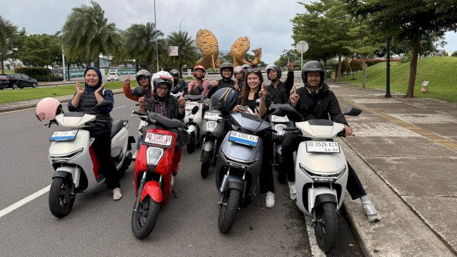 Asmo Sulsel bersama jurnalis Makassar city rolling motor listrik. Foto: Istimewa.