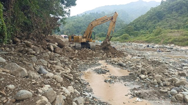 Pemkab Luwu dan MDA sinergi turunkan excavator bersihkan DAS Suso. Foto: Istimewa.