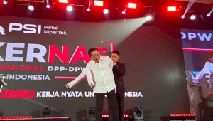 Disaksikan Istri dan Anak, Kaesang Perkenalkan RMS Sebagai Kader PSI di Forum Rakernas Makassar