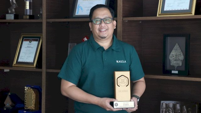 Chief of Process &amp; Digitalization KALLA Indra Permana yang menerima penghargaan. Foto: Istimewa.