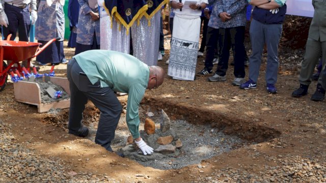 Peletakan batu pertama gedung perkuliahan Politeknik Sorowako. Foto: Istimewa. 