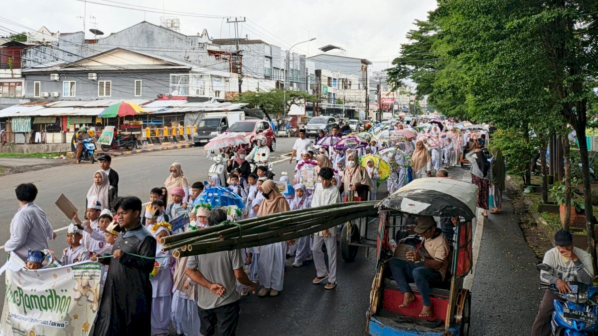 SIT Ibnu Sina Makassar Sambut Ramadan dengan Pawai Sebagai Syiar