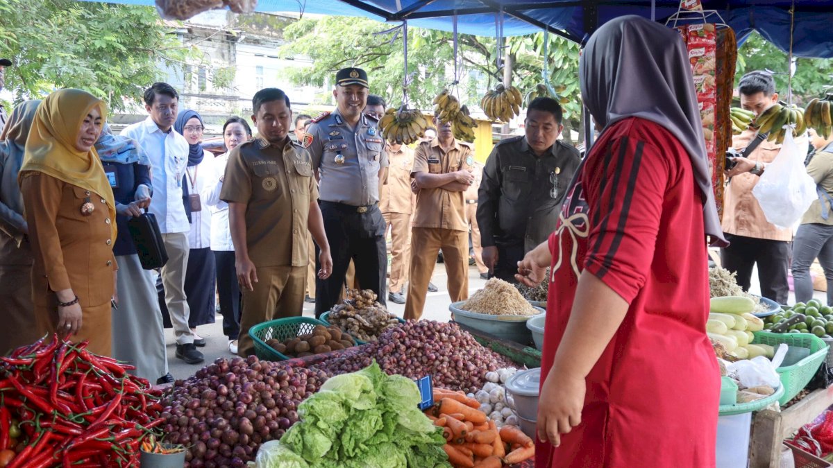 Pastikan Stok Aman, Tasming Hamid dan Kapolres Pantau Harga di Pasar
