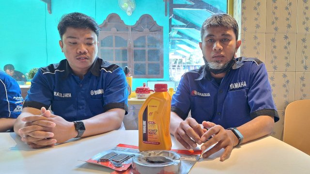 Area Servis Development PT SJAM Saleh Bundu dan Muh Yan Alfi saat menjelaskan promo Yamaha selama Februari 2026. Foto: Istimewa.