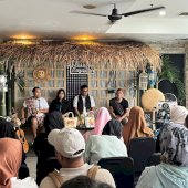 Hotel Royal Bay Makassar Hadirkan &ldquo;Nostalgia Ramadhan&rdquo; dengan Dekorasi Pos Kamling dan Sepeda Ontel