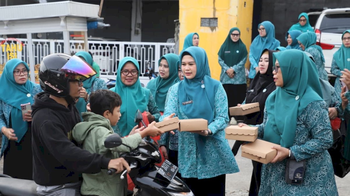Tim Penggerak PKK Parepare Turun ke Jalan, Andi Arfiah Tasming Pimpin Aksi Berbagi Takjil di Empat Titik Strategis