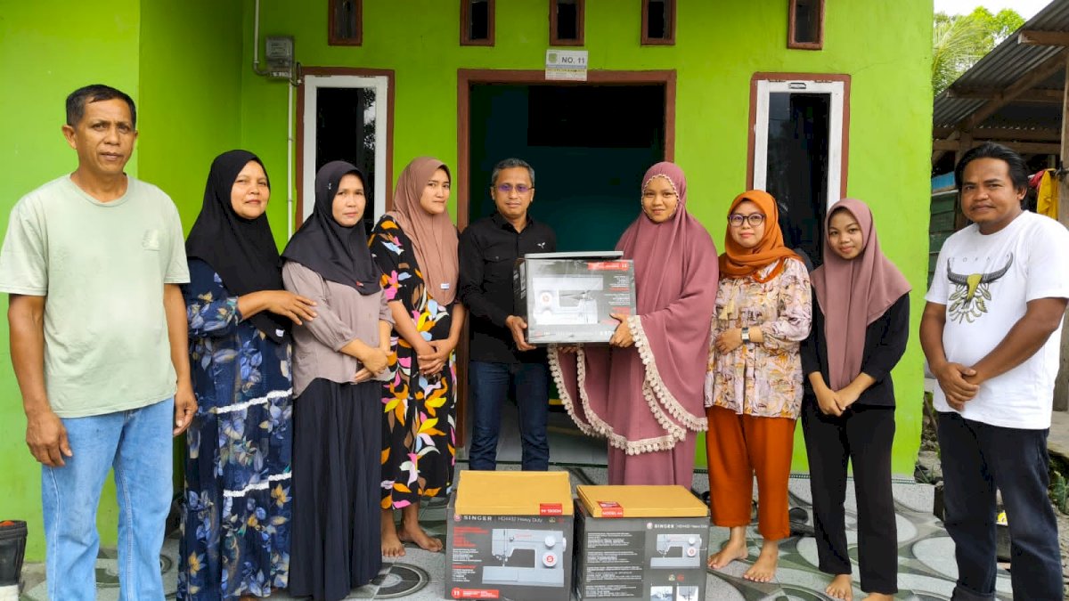 Tak Hanya Reses, Zulfikar Limolang Bagi-bagi Bantuan ke Warga di Desa Pongo Lutra