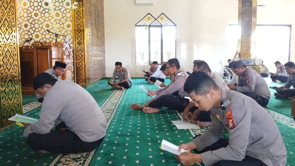 Polisi Mengaji, Polres Bulukumba Khatamkan Al-Qur’an 30 Juz Setiap Hari di Bulan Ramadan