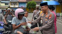 Kapolres Bulukumba Borong Semua Takjil di Bundaran Pinisi untuk Dibagikan Gratis
