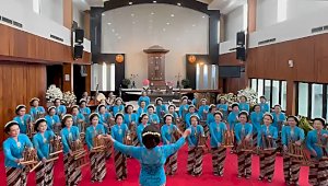 Nenek 83 Tahun Berkompetisi di Pasanggiri Angklung AHM