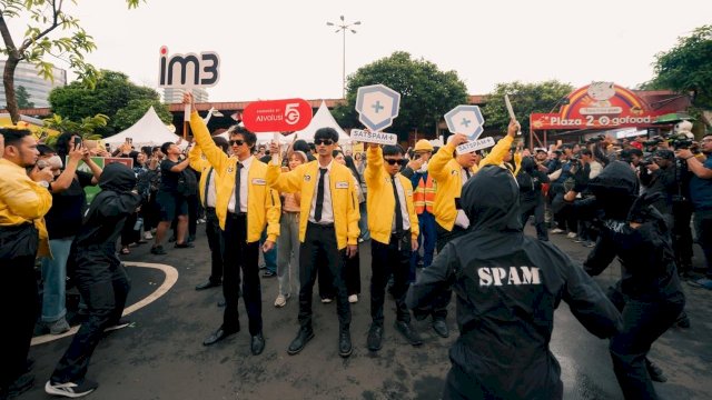 Penampilan spesial Kunto Aji bersama content creator Agung Karmalogy di Blok M Hub, Jakarta saat peluncuran kampanye SATSPAM+. Foto: Istimewa.
