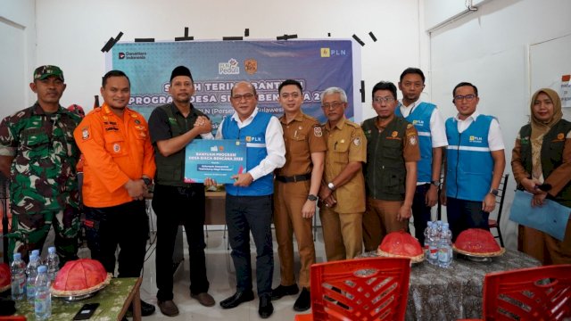 PLN UIP Sulawesi serahkan bantuan siaga banjir kepada warga di Kecamatan Biringkanaya. Foto: Istimewa. 