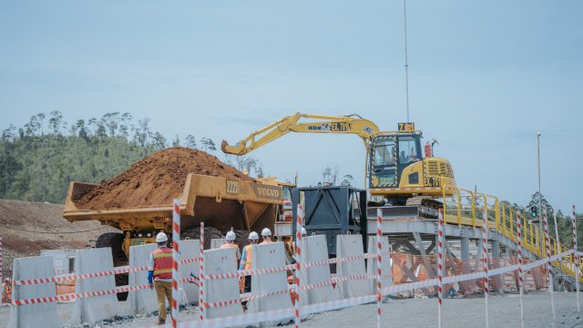 Pengangkutan Ore Nikel di IGP Pomalaa. Foto: Istimewa.