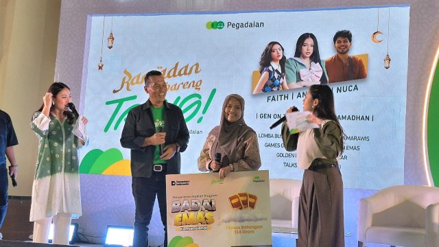 Pemimpin Wilayah PT Pegadaian Kanwil Sulselbara Maluku Pratikno menyerahkan hadiah undian badai emas berupa 124 gram kepada nasabah asal Makassar. Foto: Istimewa.