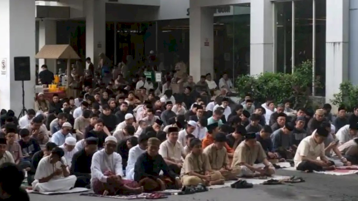 Ribuan Warga Makassar Antusias Salat Idulfitri di Claro, Dari Ballroom Hingga Parkiran Dipadati Jemaah