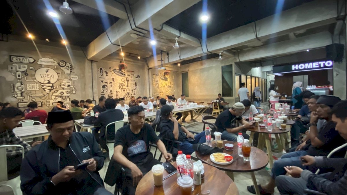 IKA Unhas Gelar Bakti Sosial dan Buka Puasa Bersama 100 Wartawan di Makassar