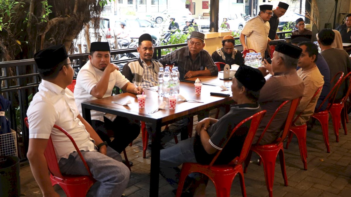 Gaya Santai Tasming Hamid Bukber Bareng Jurnalis di Karajae Cafe