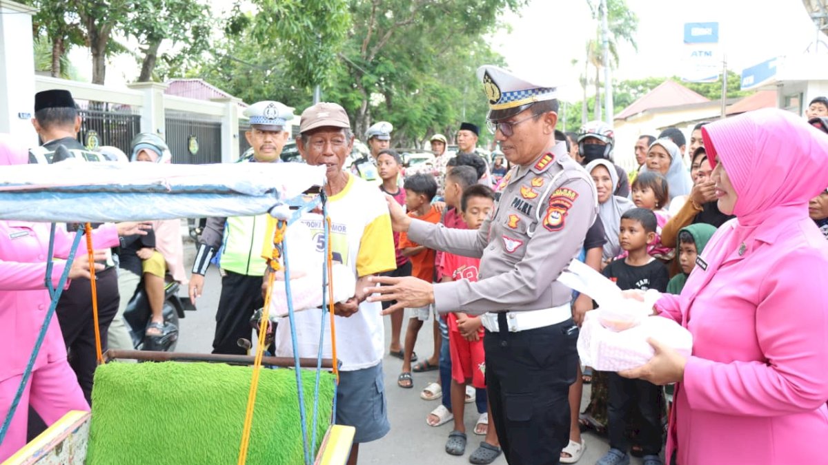 Polantas Mappatabe, Polres Jeneponto Bagikan Ratusan Paket Takjil